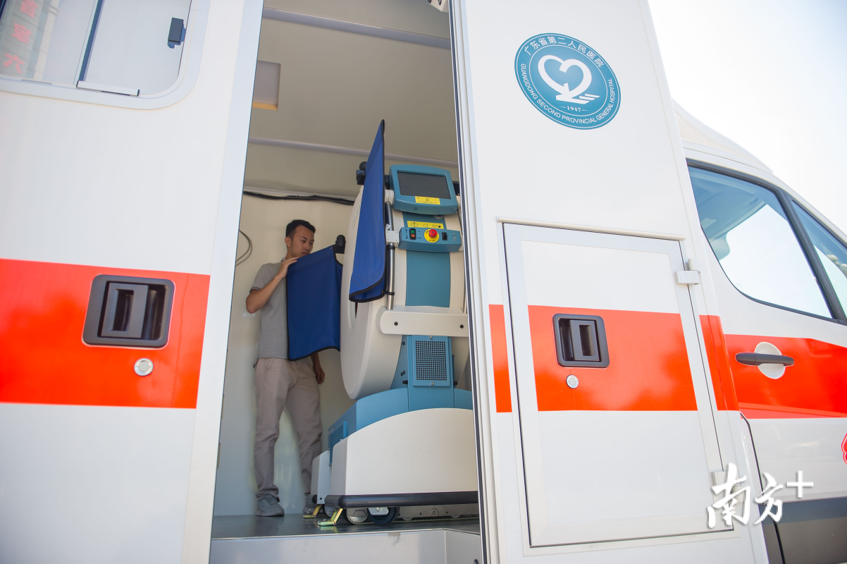 救護(hù)車上即可溶栓！華南首臺(tái)移動(dòng)CT救護(hù)車亮相
